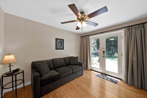 Una televisión, una chimenea