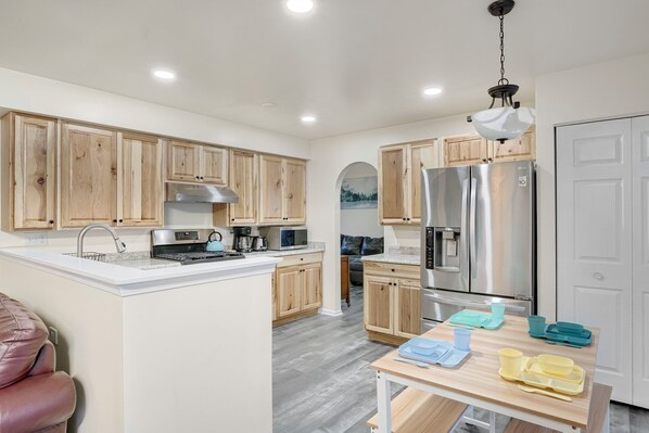 Fridge, microwave, oven, stovetop - PROMO 15% MONTHLY DISCOUNT!
California King Bed, Fast Wi-Fi and 75" Smart TV (Naperville)