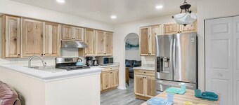 PROMO 15% MONTHLY DISCOUNT!
California King Bed, Fast Wi-Fi and 75" Smart TV 