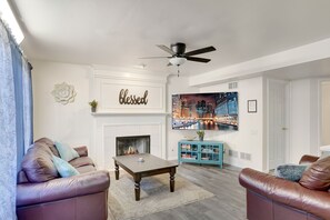 Smart TV, fireplace, books - PROMO 15% MONTHLY DISCOUNT!
California King Bed, Fast Wi-Fi and 75" Smart TV (Naperville)