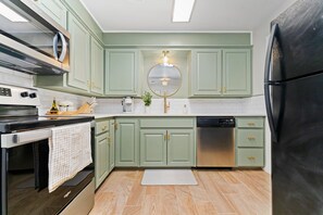 Fridge, microwave, oven, stovetop - Self Check-in #2 - Full Kitchen - Modern Design - Central (Lubbock)