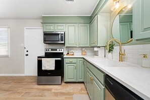 Geladeira, micro-ondas, fogão, cooktop