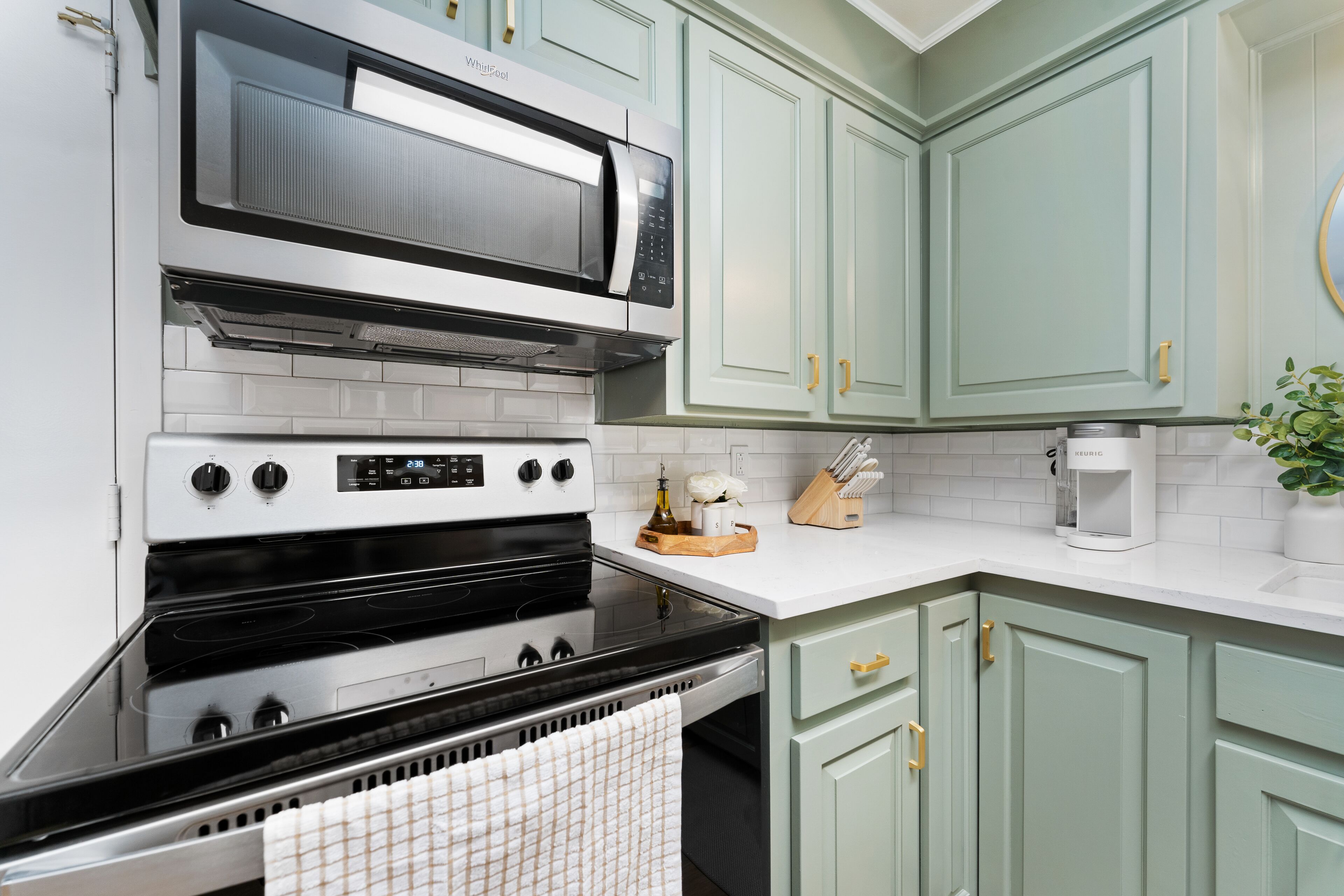 冷蔵庫、電子レンジ、オーブン、コンロ