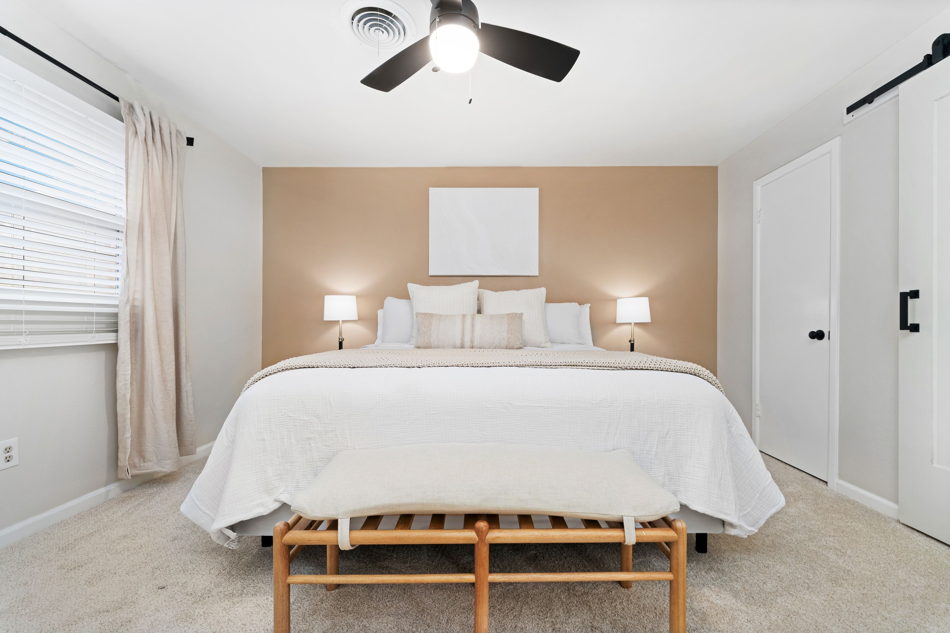 2 室のベッドルーム、セーフティボックス (室内)、デスク、アイロン / アイロン台