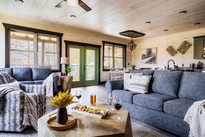 Smart TV, fireplace, video games, foosball - 2Mi to Dolly! Pvt Pool! Fire Pit! Game RM! Theatre! (Pigeon Forge)