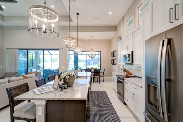 Fridge, microwave, oven, stovetop - Amazing 4BR waterfront Villa w. heated pool/ bicycles/ fishing poles (Cape Coral)