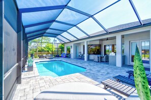 A heated pool - Amazing 4BR waterfront Villa w. heated pool/ bicycles/ fishing poles (Cape Coral)