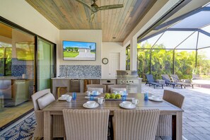 Outdoor dining - Amazing 4BR waterfront Villa w. heated pool/ bicycles/ fishing poles (Cape Coral)