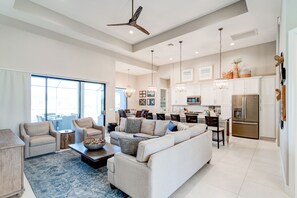 Smart TV, offices - Amazing 4BR waterfront Villa w. heated pool/ bicycles/ fishing poles (Cape Coral)