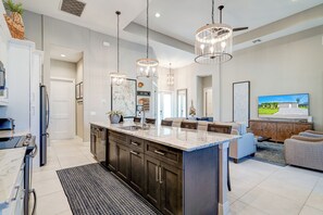 Fridge, microwave, oven, stovetop - Amazing 4BR waterfront Villa w. heated pool/ bicycles/ fishing poles (Cape Coral)