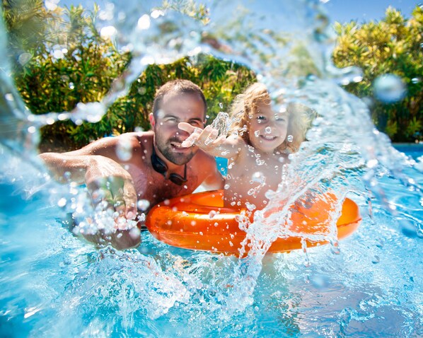 Outdoor pool, pool umbrellas, sun loungers - Villas at Seven Dwarfs (Kissimmee)