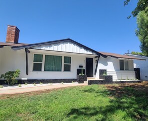 Exterior - Cozy House (Los Angeles)