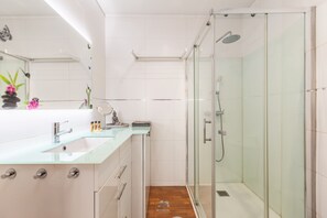 Een douche, een haardroger, handdoeken, zeep