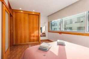 1 slaapkamer, een strijkplank/strijkijzer, gratis wifi, beddengoed