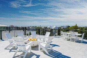 Outdoor dining - Breathtaking Beach House – 3-Min Walk to the Sand! Private Pool & Firepit (Destin)