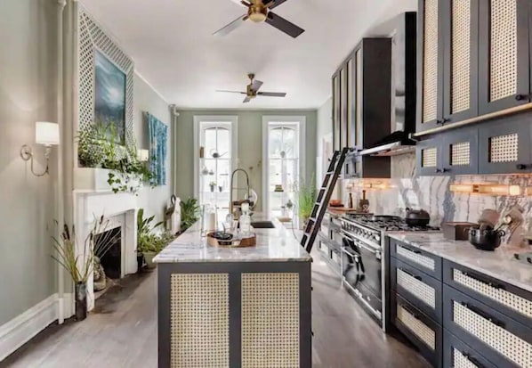 Dining tables - Historic Home with Uptown Sophistication (Kingston)