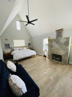 3 camere, una scrivania, ferro/asse da stiro, culla da viaggio