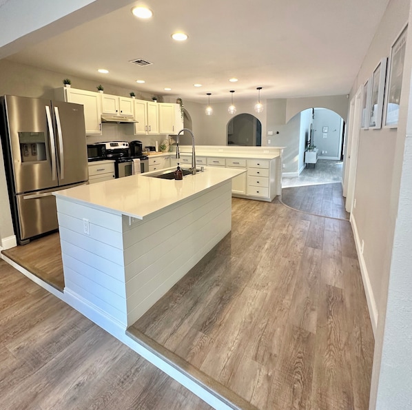 Fridge, microwave, oven, stovetop - Cozy Modern Brick House Near Downtown OKC (3B/3B) (Oklahoma City)