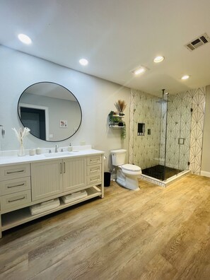 Combined shower/bathtub, hair dryer, towels, soap
