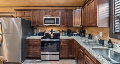 Great Location, 3 min To Parkway! Private Hot Tub,Arcade, Fireplace,shuffleboard