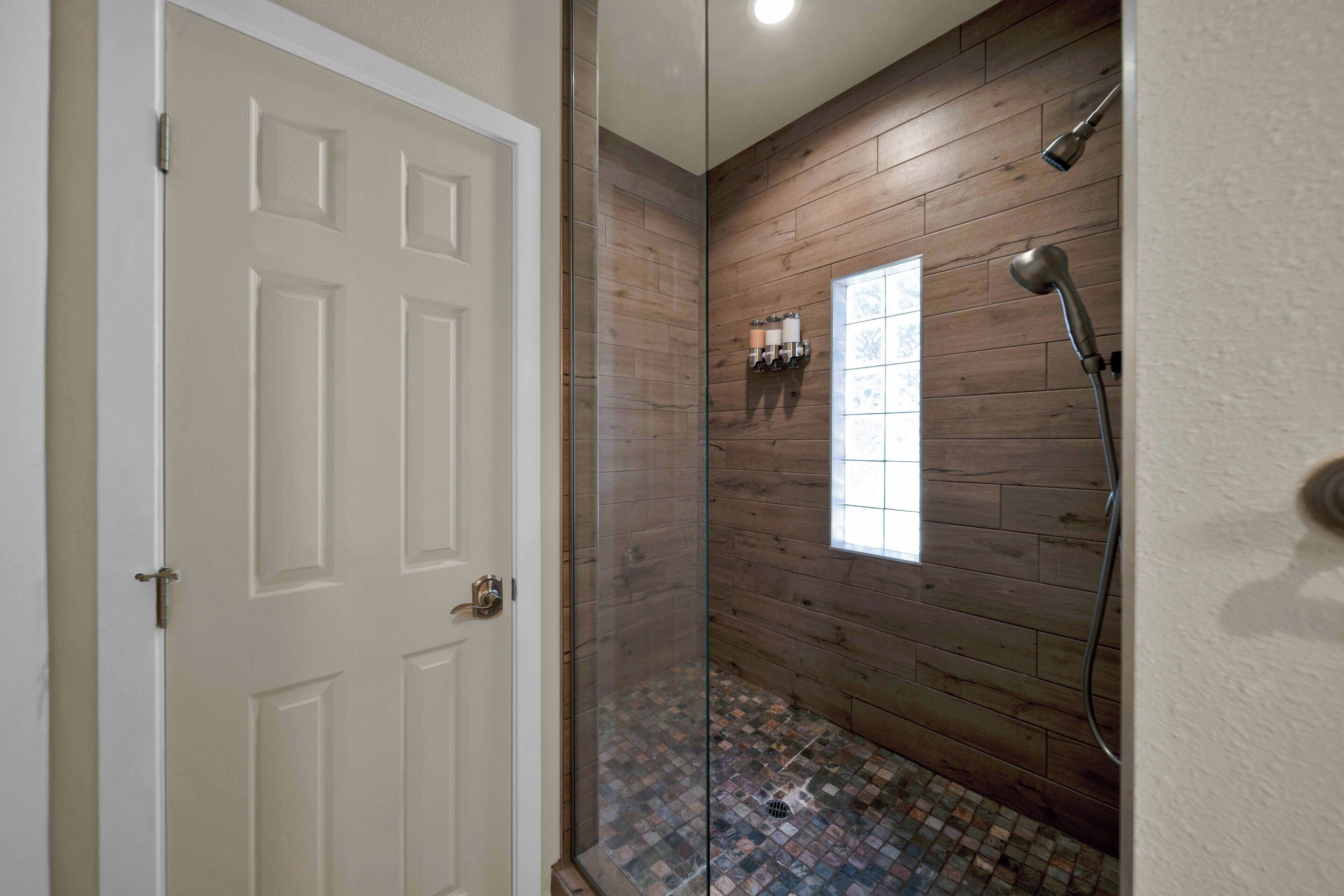 シャワー、ヘアドライ ヤー、タオル