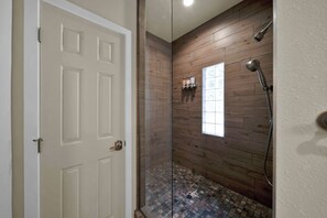 Ducha, secador de pelo y toallas