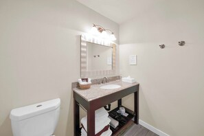 Douche, sèche-cheveux, serviettes fournies