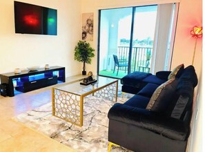 Televisión y chimenea