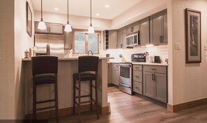 Fridge, microwave, oven, stovetop - Fabulous location - Walk to River Run and Gondola! (Keystone)