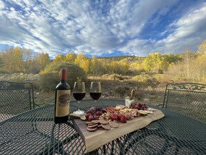 Outdoor dining - Fabulous location - Walk to River Run and Gondola! (Keystone)