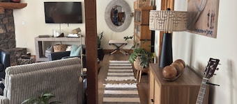 Fabulous location - Walk to River Run and Gondola!