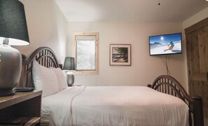 4 bedrooms, internet - Fabulous location - Walk to River Run and Gondola! (Keystone)