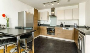 Fridge, microwave, oven, dishwasher - Superb 2 bedroom apartment with free Parking in London (LONDON)