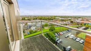A balcony with a view of a parking lot and surrounding buildings. - Superb 2 bedroom apartment with free Parking in London (LONDON)
