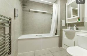 Duschwanne, Haartrockner, Bidet, Handtücher