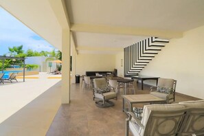 Outdoor dining - Bright & Spacious 2bd-2ba Condo + Pool + Jacuzzi + Gym (Las Jarretaderas)