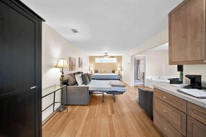 1 bedroom, iron/ironing board, free WiFi, bed sheets - The Woodpecker- A Room With a Forest View (Lakehead)