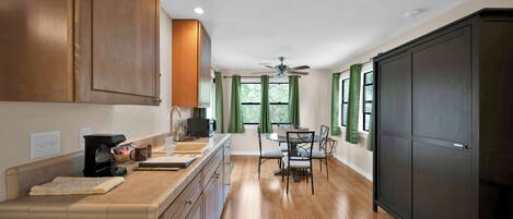 Kühlschrank, Mikrowelle, Wasserkocher mit Kaffee-/Teezubehör