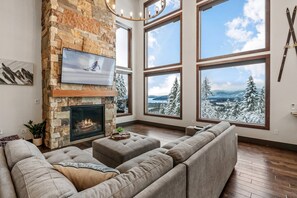 Smart TV y chimenea