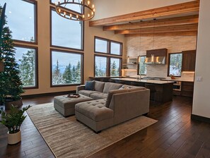 Smart TV, fireplace - Mountain Retreat with Stunning Views of Lake Pend Oreille & Schweitzer Mountain (Sandpoint)