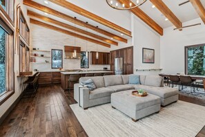 Smart TV, fireplace - Mountain Retreat with Stunning Views of Lake Pend Oreille & Schweitzer Mountain (Sandpoint)