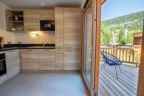 Kylskåp, mikrovågsugn, ugn och spishäll