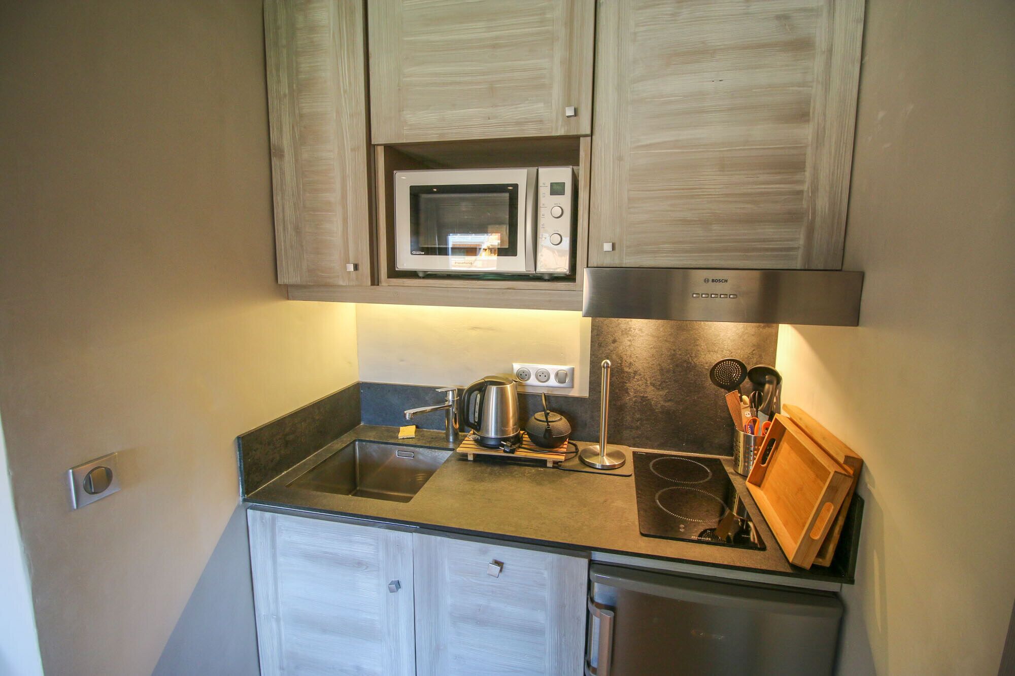 Kühlschrank, Mikrowelle, Ofen, Herdplatte