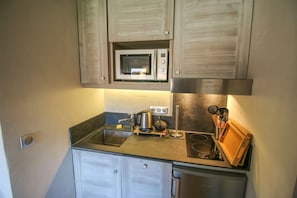 Réfrigérateur, micro-ondes, four, plaque de cuisson