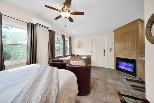 The Acorn Cottage - Private room with a Forest View!