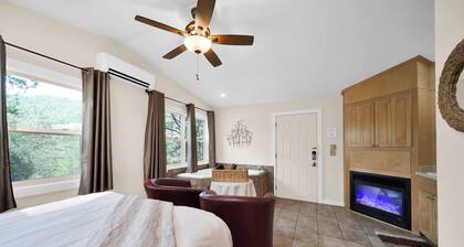 The Acorn Cottage - Private room with a Forest View!