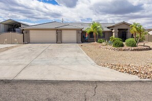 Property grounds - Sunset Paradise | Pool | BBQ | Smart TV | Sleeps10 (Lake Havasu City)