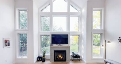 Lakeside Luxury: *King Bed, Gas Fireplace*