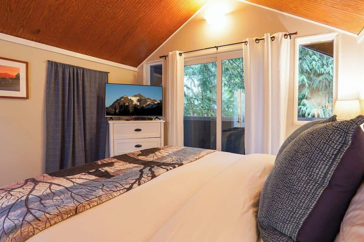 3 bedrooms, iron/ironing board, travel crib, WiFi (free)