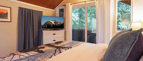 3 bedrooms, iron/ironing board, travel crib, WiFi (free)